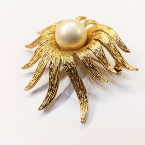 Vintage Stunning TARA Starburst Brooch with Faux Pearl Pierced Earrings
